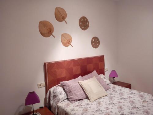 昆卡casa rural El Burrillo的卧室配有一张挂在墙上的帽子床