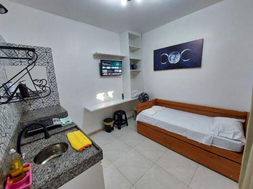 Venda NovaConfortáveis e práticas Kitnets em Belo Horizonte的一间带床和水槽的小卧室