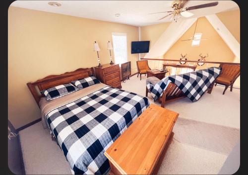 奥尔巴尼Rose Ellen’s Country Estate的一间卧室设有一张床和一间客厅。