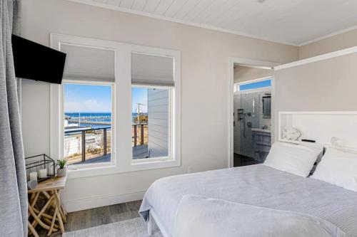 海洋海滩Fire Island White House - Ocean Bay Park, NY的一间卧室配有一张床,享有海景