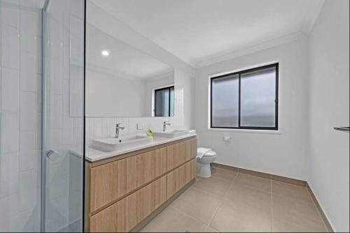 NarellanBrand New Home In Oran Park的一间带水槽、淋浴和卫生间的浴室