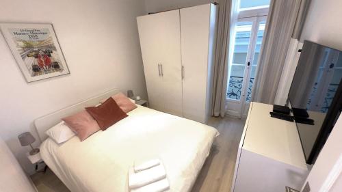 蒙特卡罗Super Monaco的卧室配有白色的床和电视。