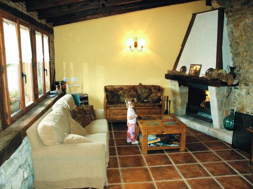 Ajangiz阿雷斯提耶塔酒店的儿童站在带壁炉的客厅