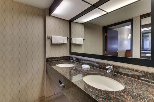 舒格兰休斯敦舒格兰特鲁里套房酒店的带大镜子的浴室内的2个盥洗盆