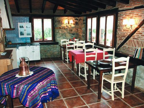 Ajangiz阿雷斯提耶塔酒店的厨房以及带桌椅的用餐室。