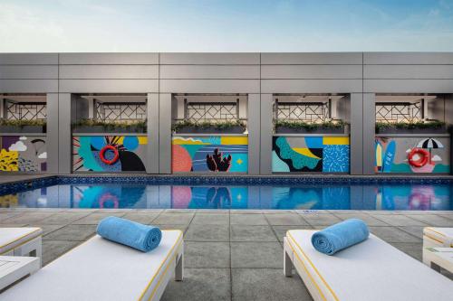 迪拜迪拜滨海湾罗弗酒店的一座带壁画游泳池的建筑