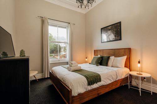 奥克兰View 14的一间卧室设有一张大床和一个窗户。
