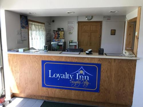 MaryvilleLoyalty Inn Maryville的一间忠诚的旅馆柜台,上面有蓝色的标志