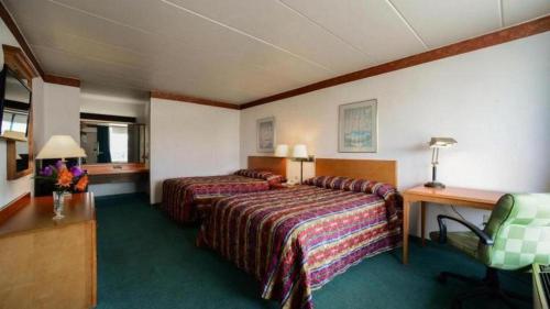 MaryvilleLoyalty Inn Maryville的酒店客房配有两张床和一张书桌