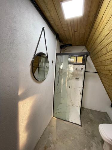 MunhozChalé Panorama的一间带玻璃淋浴和卫生间的浴室