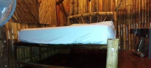 Santo DomingoHostal Inculta的竹间内的一张床位,配有床垫