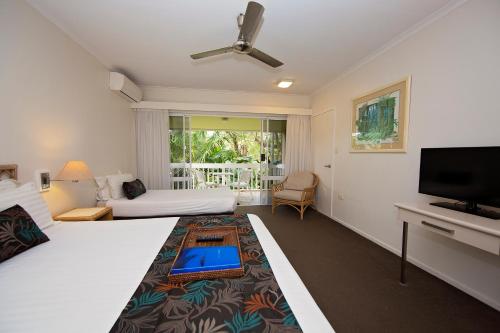 米申海滩任务海滩漂流温泉度假酒店的酒店客房设有两张床和一台平面电视。