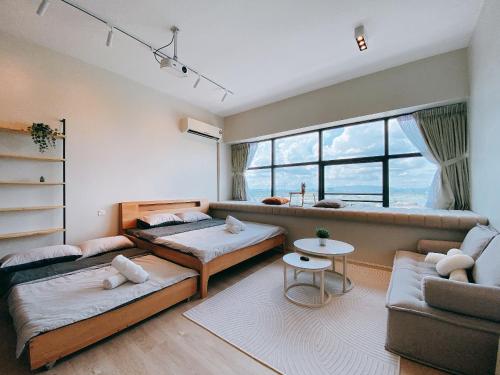 新山Seafront Country Garden Danga Bay by Lions Bay的一间带两张床和一张沙发的客厅