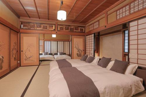 会津若松楽善堂Rakuzendo的配有窗户的客房内的一张大床