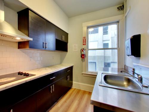 旧金山Pyramid Nightly Stays的厨房设有水槽和窗户。