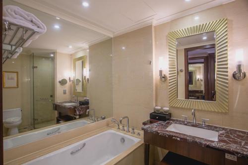 武汉武汉锦江国际大酒店的带浴缸、盥洗盆和卫生间的浴室