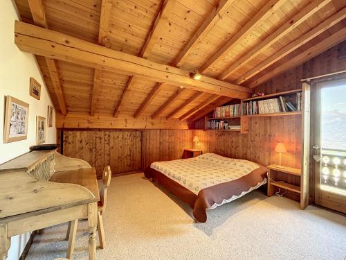 孔布卢Chalet Combloux, 6 pièces, 10 personnes - FR-1-560-88的一间卧室设有一张床和木制天花板
