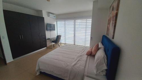 巴拿马城Blue Dream的一间卧室配有一张蓝色床头板的床