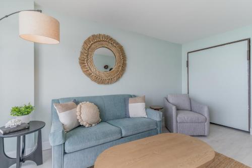 默特尔比奇Ocean Breeze的客厅配有蓝色的沙发和椅子