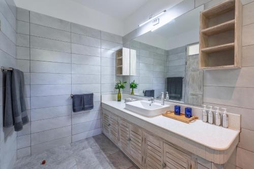GaluHibiscus Home&Apartments的一间带水槽和镜子的浴室