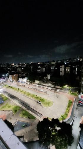 萨尔瓦多Apartamento 1 Quarto No Centro para até 2 pessoas的晚上停车场的景色