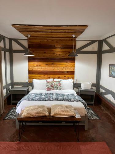 KabukuZamani za kale的一间卧室配有一张大床和木制床头板