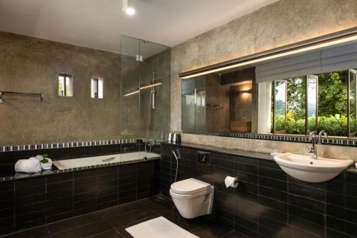 康提Mount Havana的一间带水槽、卫生间和镜子的浴室