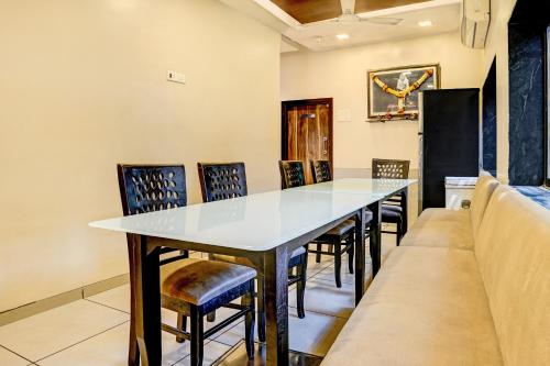 孟买Hotel Airport Metro Near Chhatrapati Shivaji International Airport的一间带桌椅的用餐室