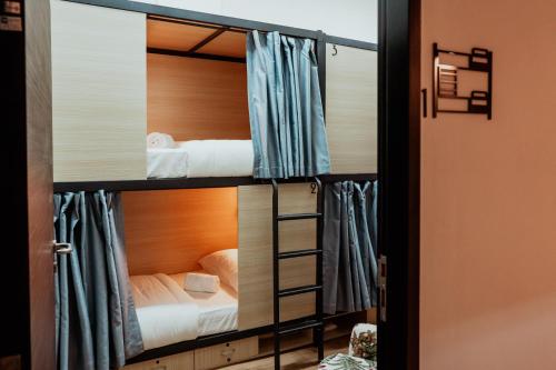新加坡Code Hostel Singapore的客房设有两张双层床和梯子
