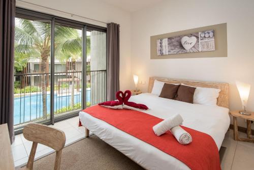 蒙舒瓦西LUX APPARTMENT GOLF DE MONT CHOISY的一间卧室配有一张带红色毯子的床