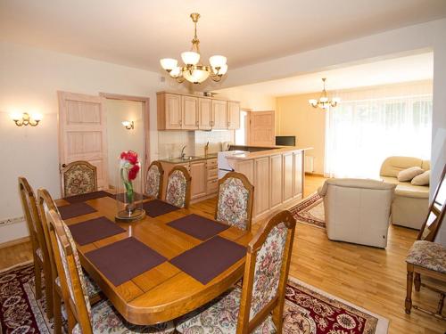 尤尔马拉力士公寓的厨房以及带桌椅的用餐室。