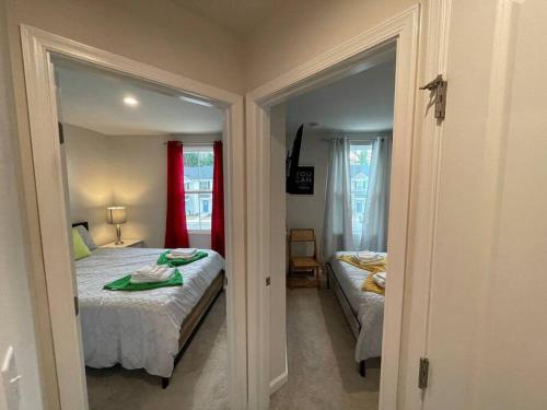 格林维尔Family friendly home WiFi modern comfort的一间小卧室,配有一张床和镜子