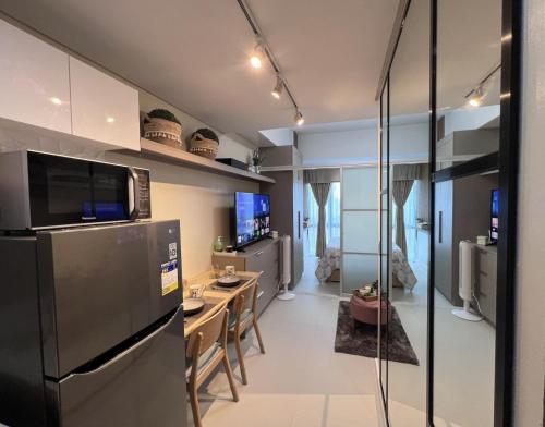 宿务38 Park Avenue Condominium Cebu IT Park - Unit Freyja的厨房配有冰箱和桌子