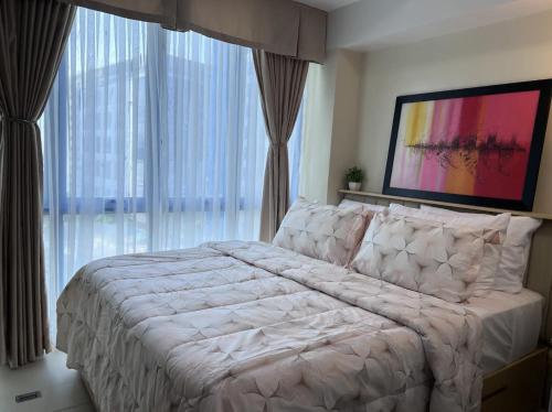 宿务38 Park Avenue Condominium Cebu IT Park - Unit Freyja的一间卧室设有一张大床和大窗户