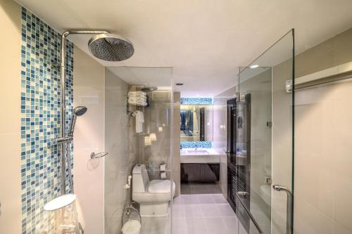 芭东海滩普吉岛-安达曼海难海景酒店 Phuket-Andaman Beach Seaview Hotel的带淋浴、卫生间和盥洗盆的浴室
