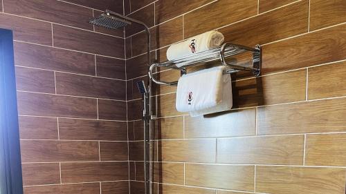 克里比SKY KENAKO HOTEL的浴室设有棕色瓷砖和淋浴。