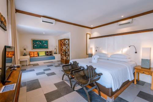塞米亚克Rama Residence Petitenget的一间卧室配有一张大床和两把椅子