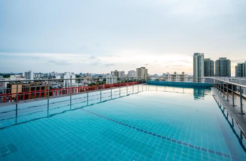 科伦坡Hotel Style Colombo Studio Apartment的建筑物屋顶上的游泳池