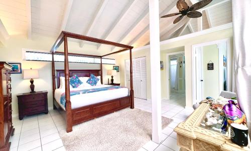 科纳大岛静养旅馆的一间卧室,卧室内配有一张天蓬床