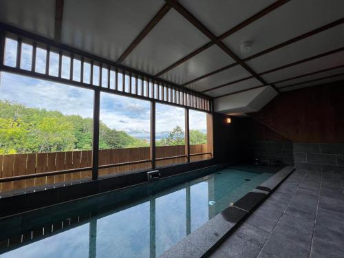 旭川高砂温泉日式旅馆的山景游泳池