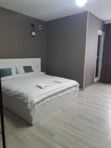 博尔若米Ira & Vaso's guest house Borjomipark的卧室配有一张白色大床