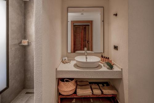 凯麦尔Balmy Beach Resort Kemer的一间带水槽和镜子的浴室