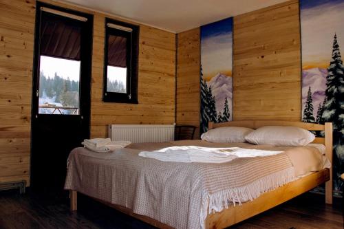 沃罗赫塔ЛемГора的一间设有床铺的卧室,位于带窗户的房间内