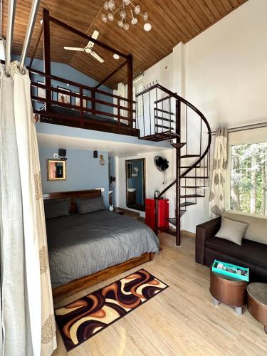 耶拉吉里Sharma Nivas Holiday Homestay的一间卧室设有一张床和一个螺旋楼梯