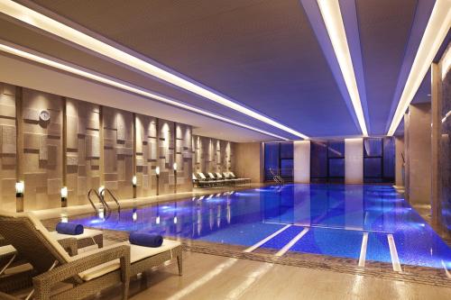 黄石黄石富力万达嘉华酒店的蓝色灯光的酒店的大型游泳池
