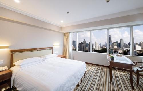 上海上海新锦江大酒店的酒店客房设有一张床和一个大窗户
