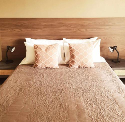 阿皮亚萨摩亚瓦伊酒店的一间卧室配有一张带枕头的大床