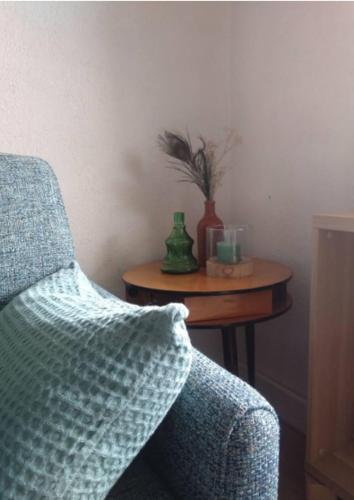 贝勒沃Myrtille的椅子和桌子,上面有花瓶