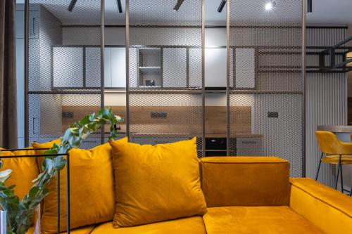 巴亚马雷Expozitiei ap. 13的客房内的黄色沙发,配有黄色枕头
