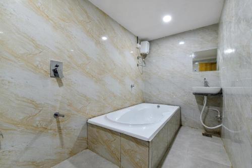 艾哈迈达巴德HOTEL GREEN TREE的浴室配有盥洗盆和浴缸。